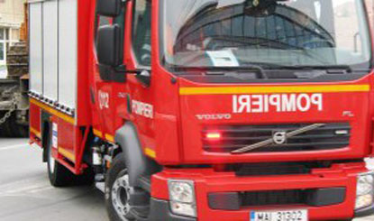 Un microbuz a luat foc pe bulevardul Tomis - pompi-1307697791.jpg