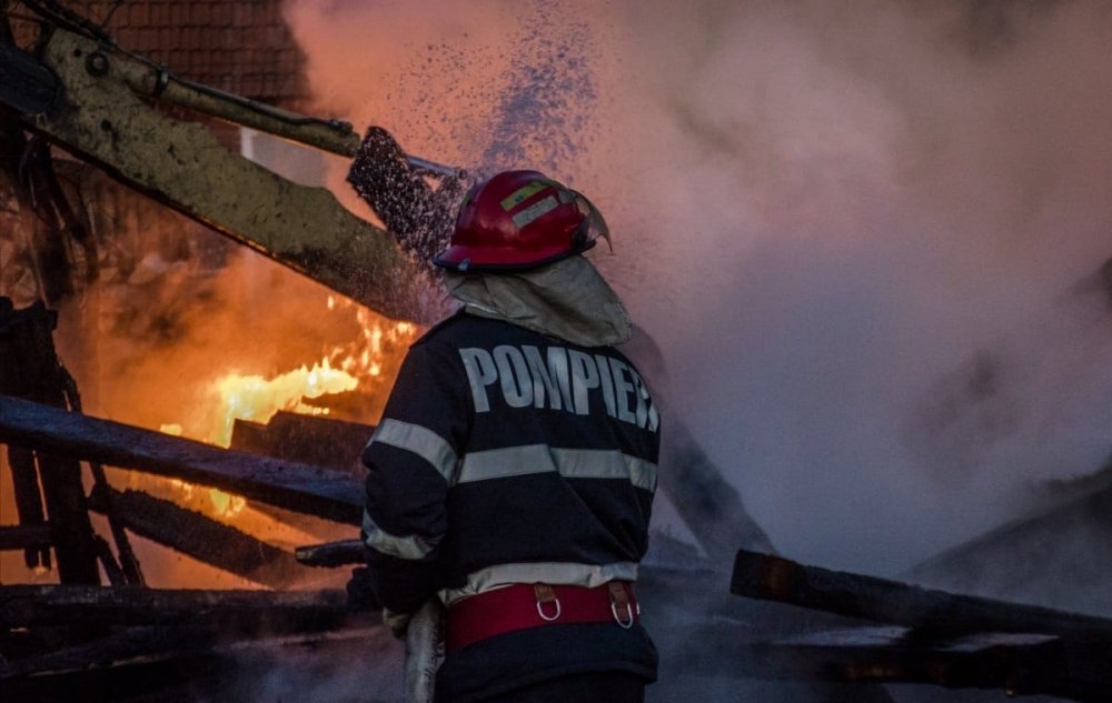 Județul Constanța: Incendiu la un depozit de mobilă din Eforie Sud - pompier-1640799603.jpg