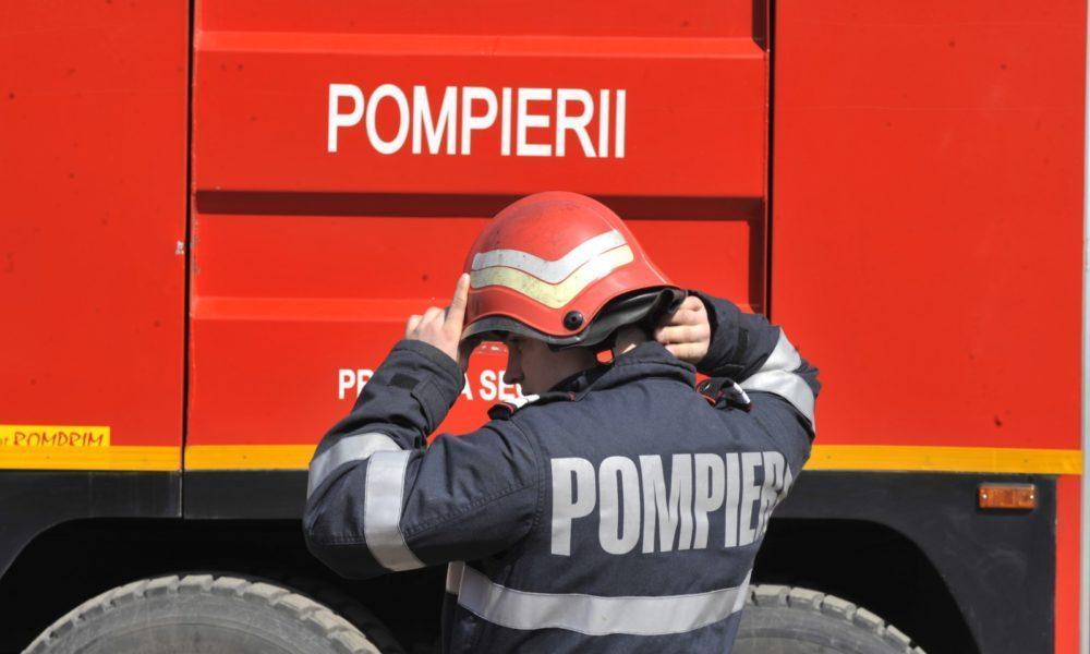 Zeci de pompieri s-au luptat cu flăcările într-un bloc din Năvodari - pompier-1651771352.jpg