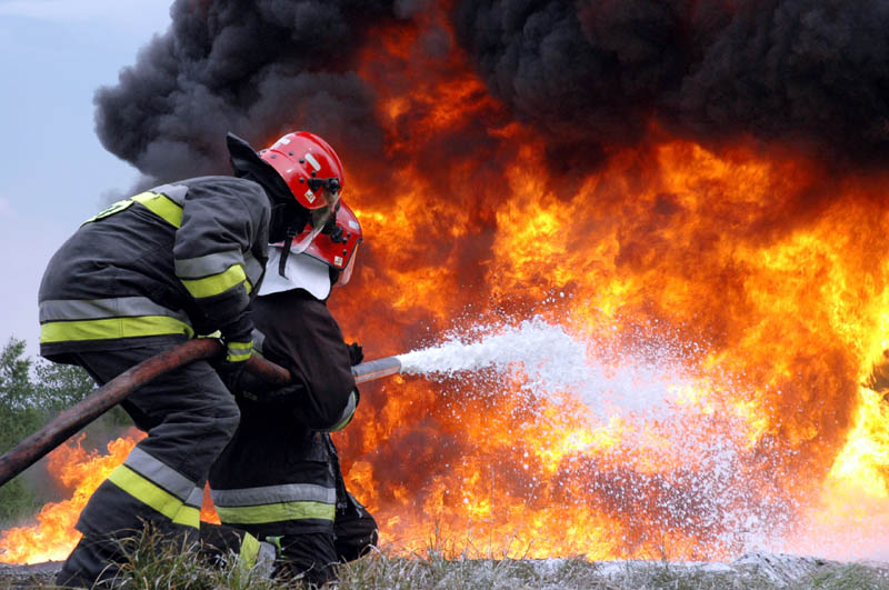 La un pas de tragedie! Casă cuprinsă de flăcări, în Constanța! - pompier1343746771-1388213902.jpg