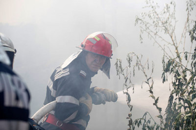 Cele 300 de hectare de la Vadu  au fost distruse de la o țigară! - pompieri-1314044754.jpg