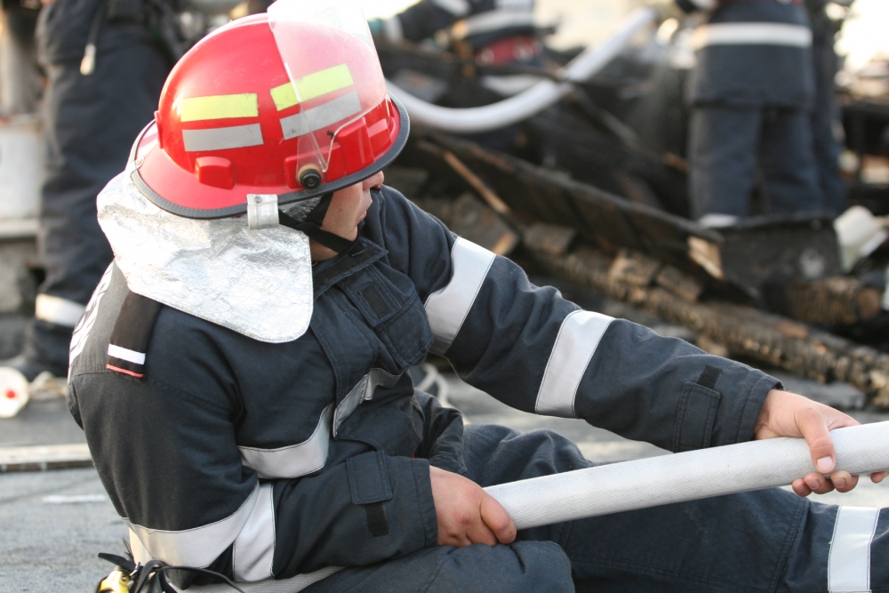 Un bărbat a murit într-un incendiu la Nisipari - pompieri-1335509992.jpg