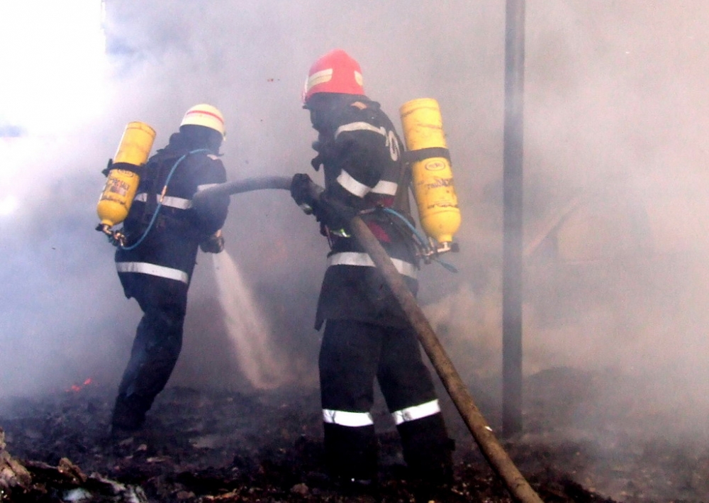 Incendiu puternic în Suceava. Sute de persoane intervin pentru stingerea acestuia - pompieri-1335719985.jpg