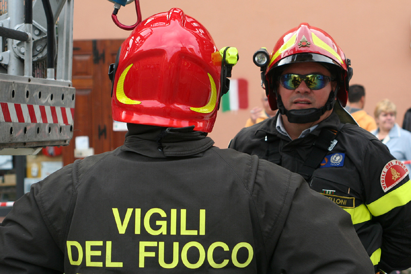 Scandal în Italia.  Pompieri arestați după ce aprindeau intenționat focul - pompieri-1502118403.jpg