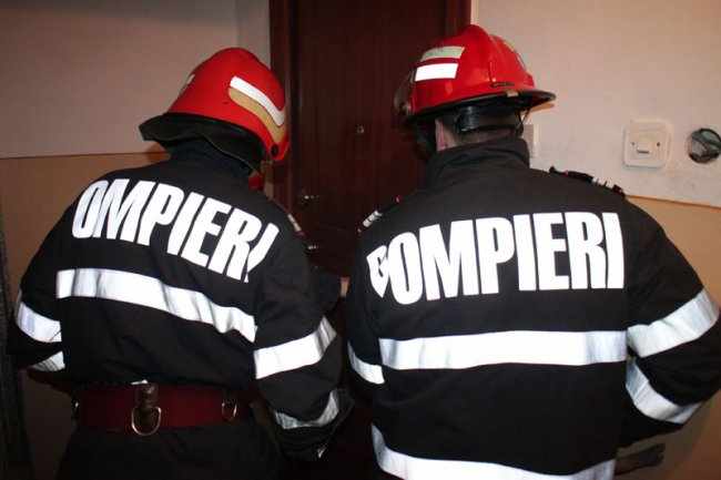 Pompierii ISU Dobrogea, chemați să deblocheze ușa unui apartament - pompieri-1533653603.jpg