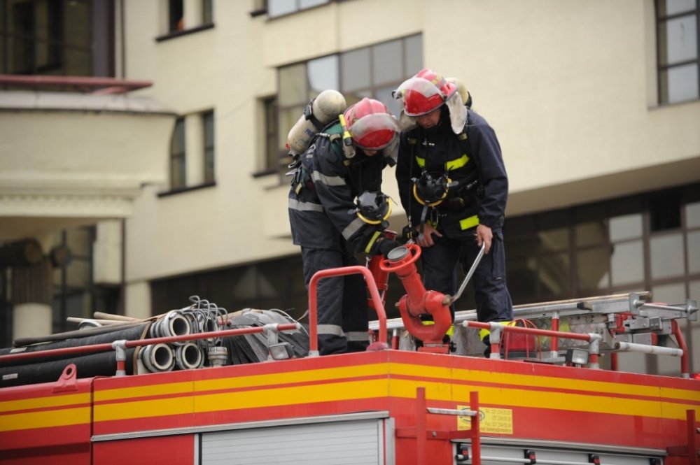 Incendiu într-un apartament din Constanța. Intervin pompierii - pompieri-1562769509.jpg