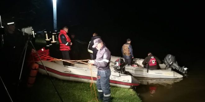 Două persoane în pericol de înec, căzute în Dunăre - pompieri-1584826765.jpg