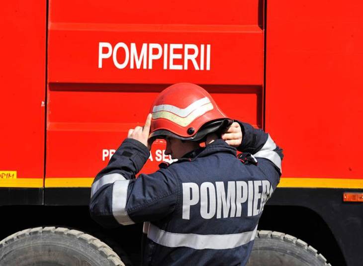 Arde o maşină pe strada Ştefăniţă Vodă din Constanţa - pompieri-1615906401.jpg