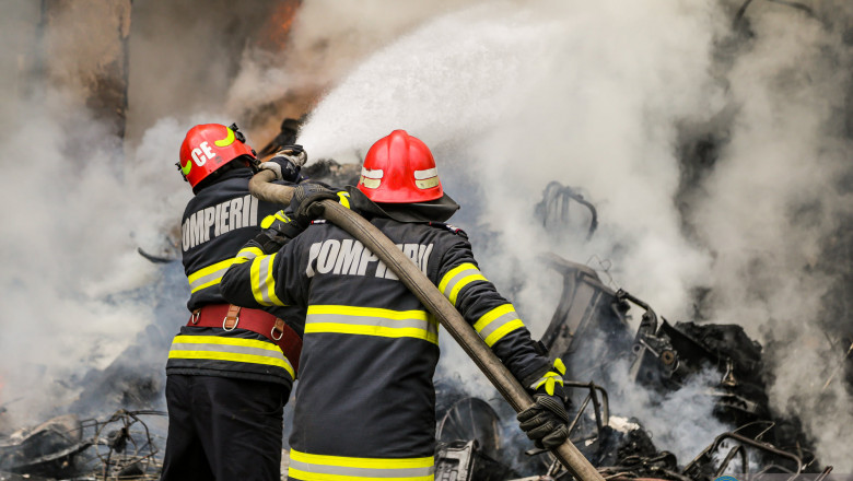 Incendiu de amploare, în Neamț: Un bărbat de 88 ani, salvat de pompieri din casa cuprinsă de flăcări - pompieri-1633358165.jpg