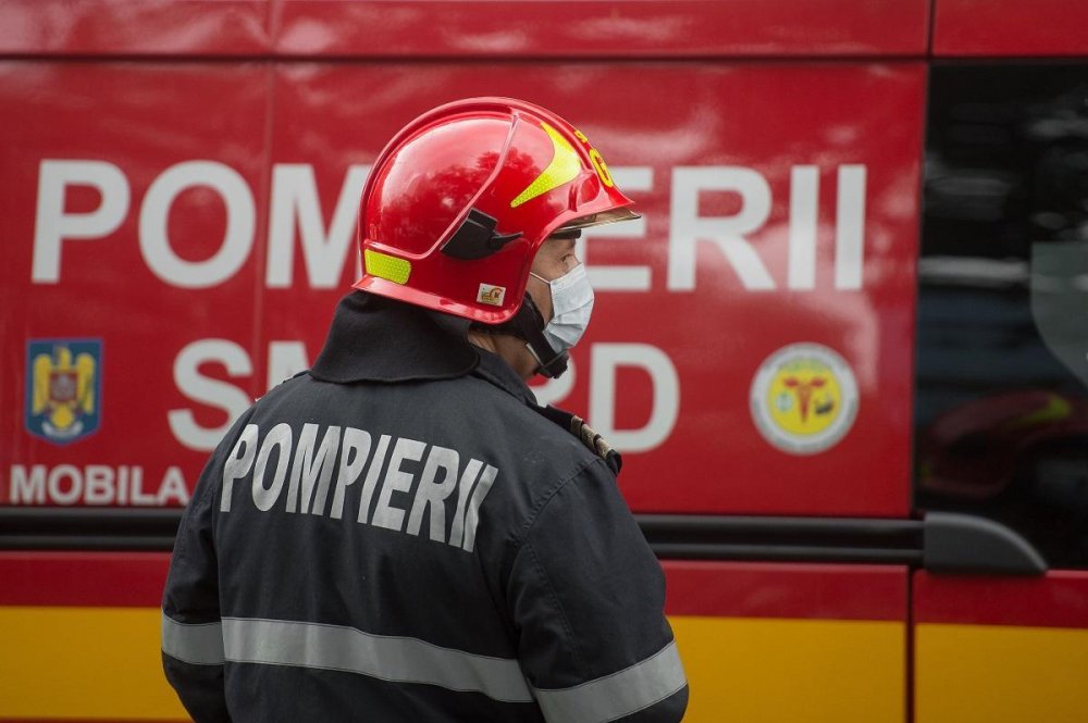 Incendiu la un service din Constanţa. Un bărbat, intoxicat cu fum - pompieri-1638534447.jpg