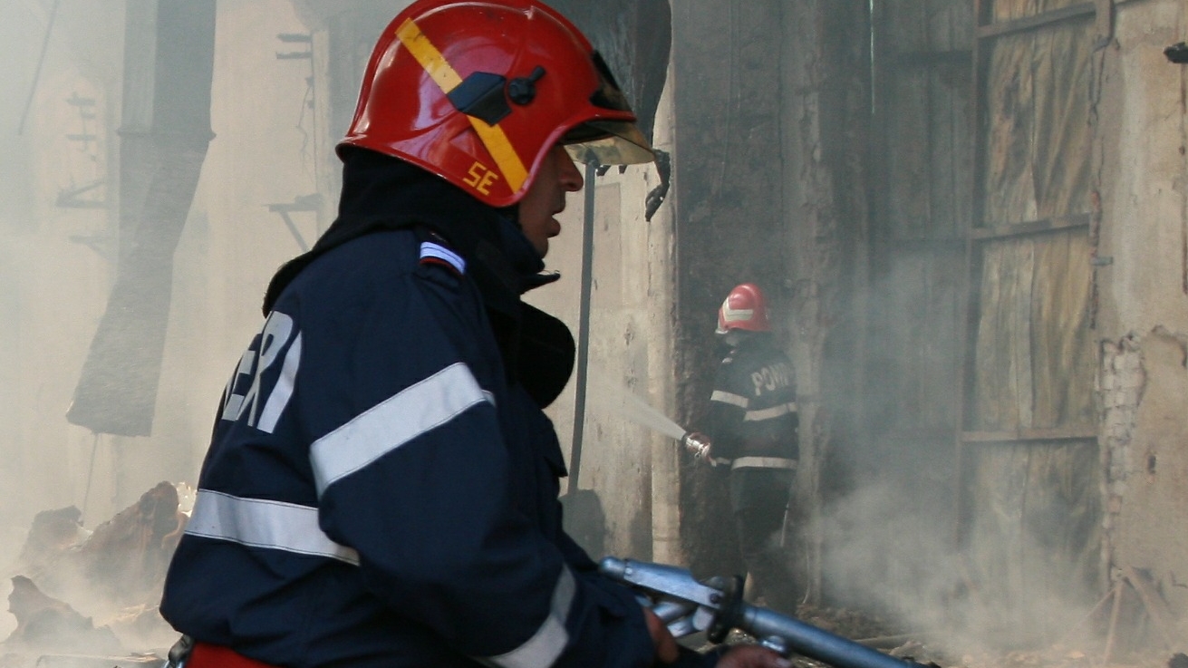 UPDATE. Momente de panică pentru locatarii unui bloc de pe Soveja! Intervin pompierii din Constanța - pompieri181705927174170660534517-1718468122.jpg