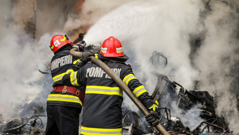 Pompierii constănţeni atrag atenţia: „Tu ştii ce să faci în caz că tigaia cu ulei ia foc pe aragaz?” - pompieri9-1-1697614740.jpg