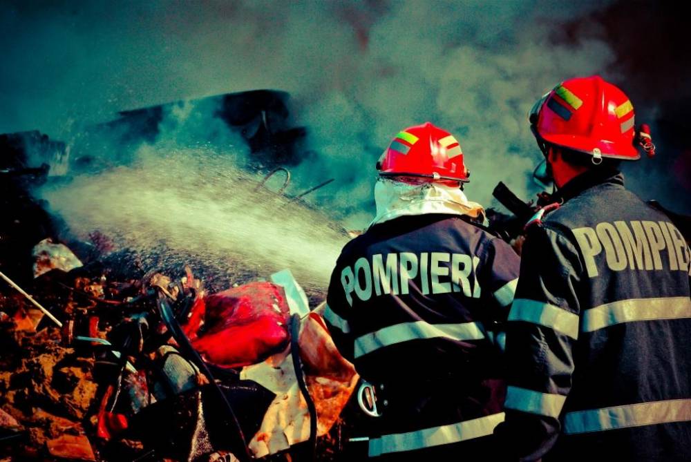 INCENDIU URMAT DE SCANDAL, în Constanța! - pompierifocnoapte-1455221263.jpg