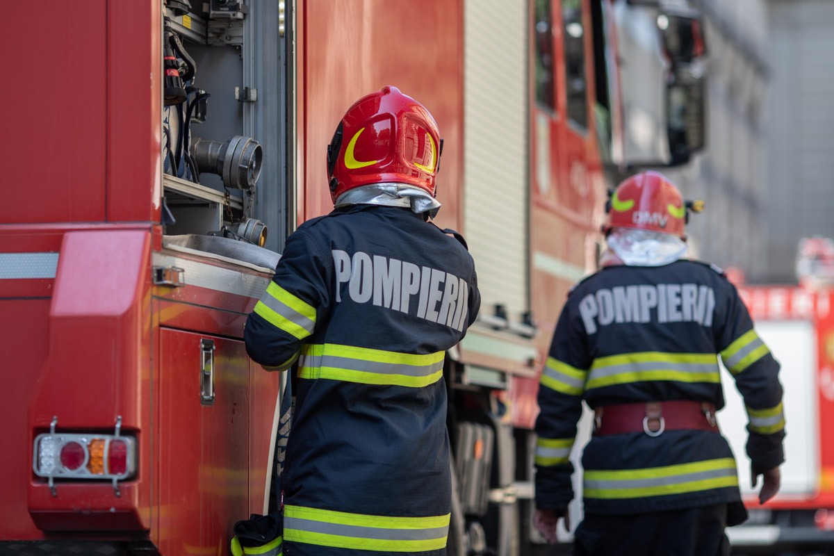 Incendiu într-un bloc din Constanţa! Două persoane au primit îngrijiri medicale - pompierii-1714981332.jpeg