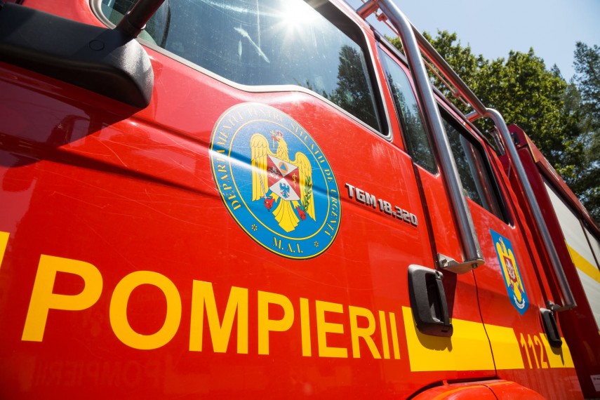 Incendiu într-un bloc pe strada Gheorghe Marinescu. Mai multe persoane s-au autoevacuat - pompieriifbigsu-1695644580.jpg