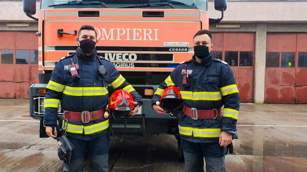 Eroi și în timpul liber. Doi pompieri au salvat victimele unui incendiu - pompieriincendiu-1618508446.jpg
