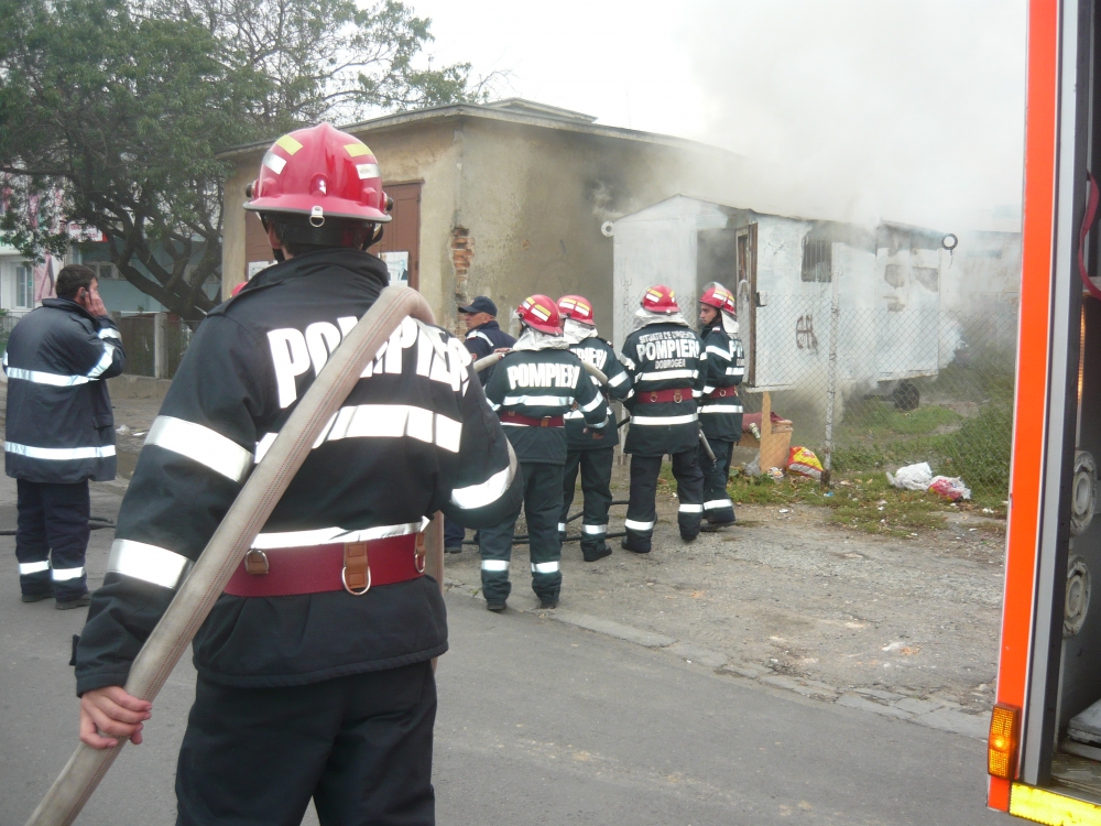 Incendiu la o casă la Mihai Viteazu - pompieriincendiubaraca313-1336668987.jpg