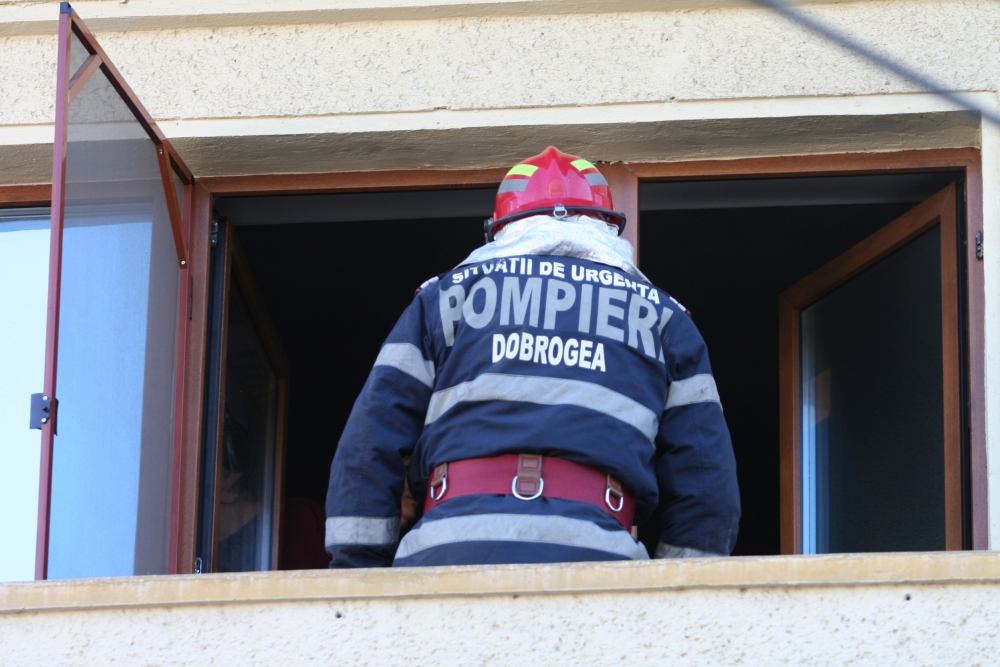 Pompierii au deszăpezit gospodăria unei femei din Constanța - pompieriincendiutomisnr471-1391080173.jpg