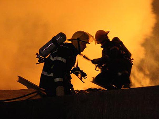 O autoutilitară a luat foc pe o stradă din Constanța - pompierinoaptea-1344672542.jpg