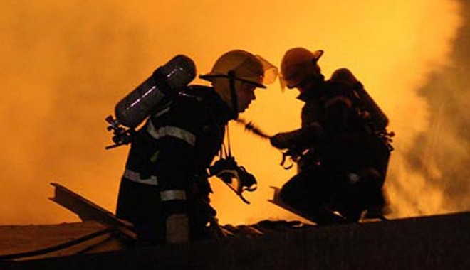 Incendiu la o firmă de pe strada Vârful cu Dor - pompierinoaptea1344672542-1351421190.jpg