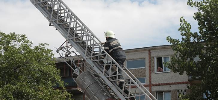VIDEO / Copil în pericol de cădere de la înălțime. Pompierii intervin - pompieriscarabloc728x336-1518704897.jpg