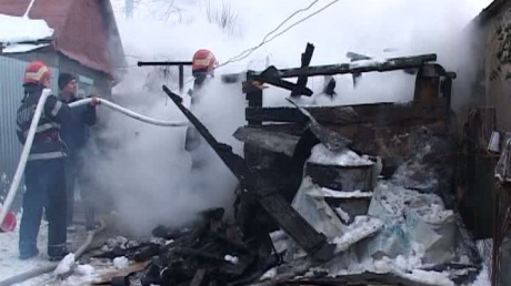 Pompierilor din Tulcea le-a înghețat apa pe furtun (VIDEO) - pompierittulcea31026300-1327739258.jpg