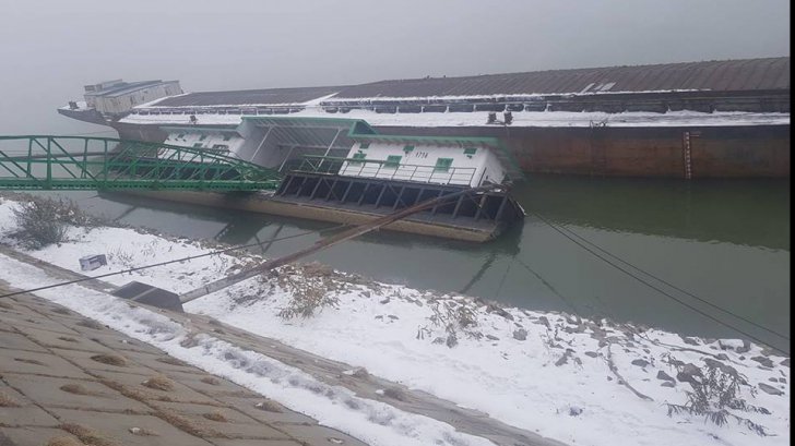 Pontonul de acostare din Portul Giurgiu s-a rupt și a căzut în Dunăre - ponton4189549805568n51612100-1544602393.jpg