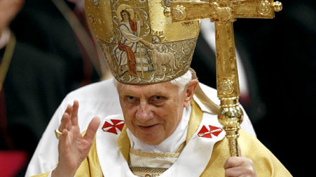 Papa va fi asasinat în decurs de un an. Ce spune Vaticanul - popesmokesdope-1328879631.jpg