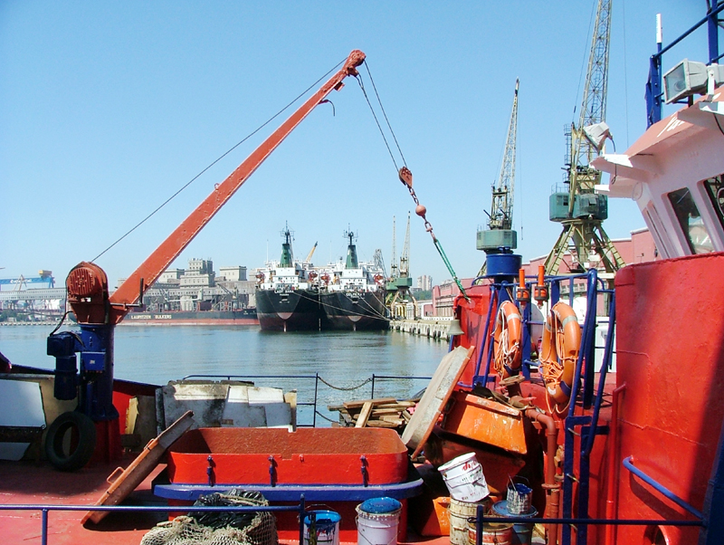 Traficul de mărfuri  din Marea Neagră scade doar în porturile românești - port-1331826242.jpg