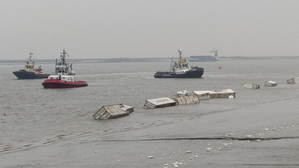 Traficul din portul Anvers a fost blocat de 30 de containere căzute în apă - port-1546606439.jpg
