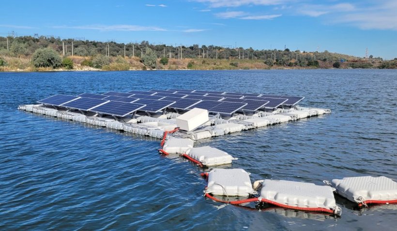 Sistem fotovoltaic plutitor montat în dana 99 din Portul Constanţa: 