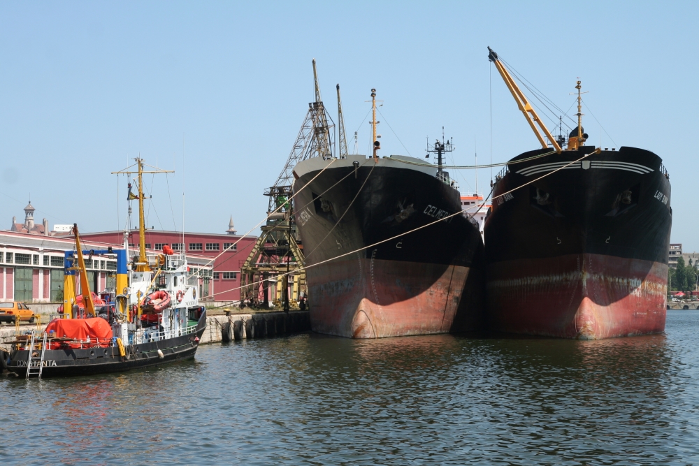 Porturile Constanța și Midia: 28 de nave sub operațiuni de încărcare - descărcare - portcheunave2-1360572137.jpg
