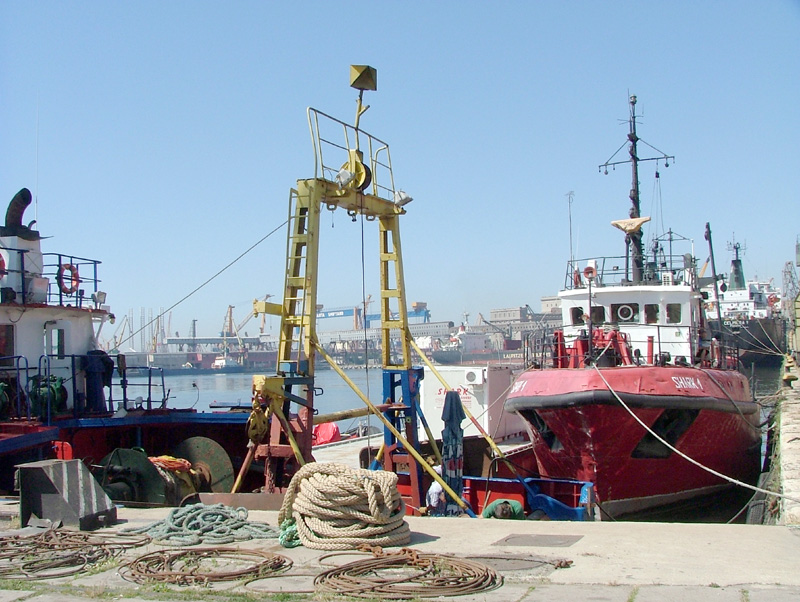 150 de voluntari și echipajele unor nave au făcut curățenie în portul Constanța - portconstanta-1316974135.jpg
