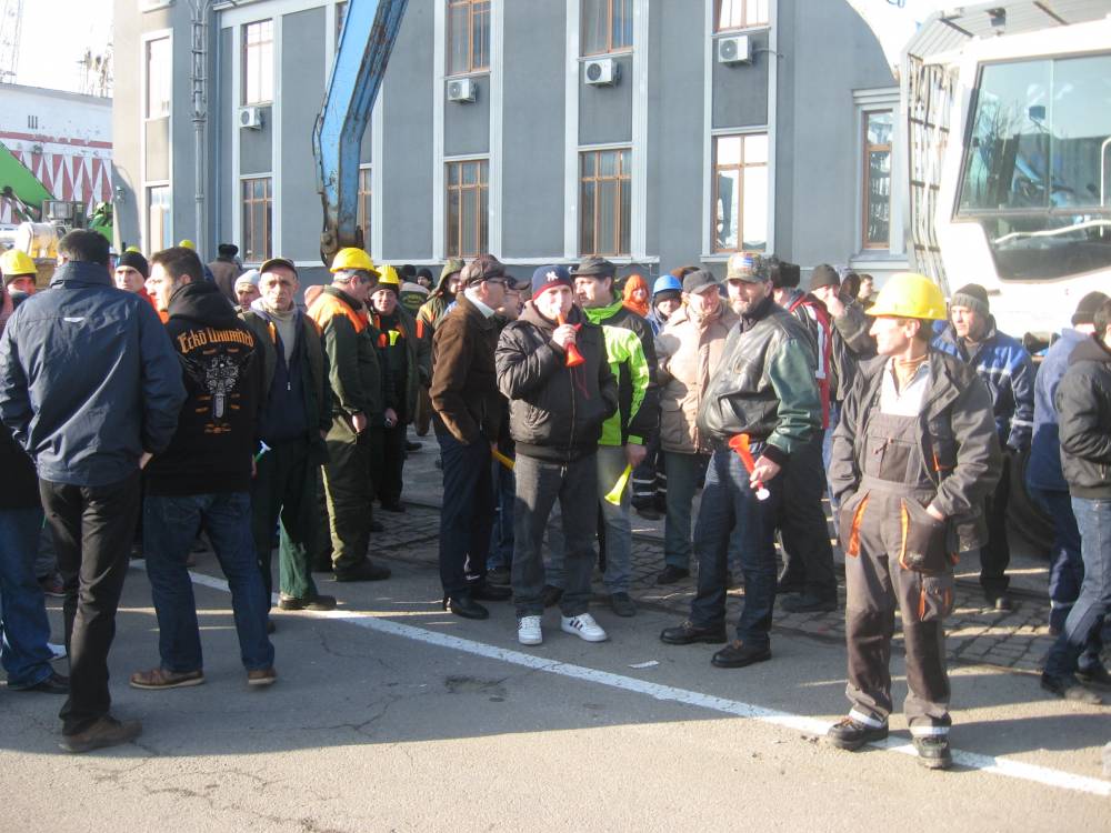 Sute de participanți la protestul sindicaliștilor din Portul Constanța, de azi - portuariireiau1430826833-1430914045.jpg