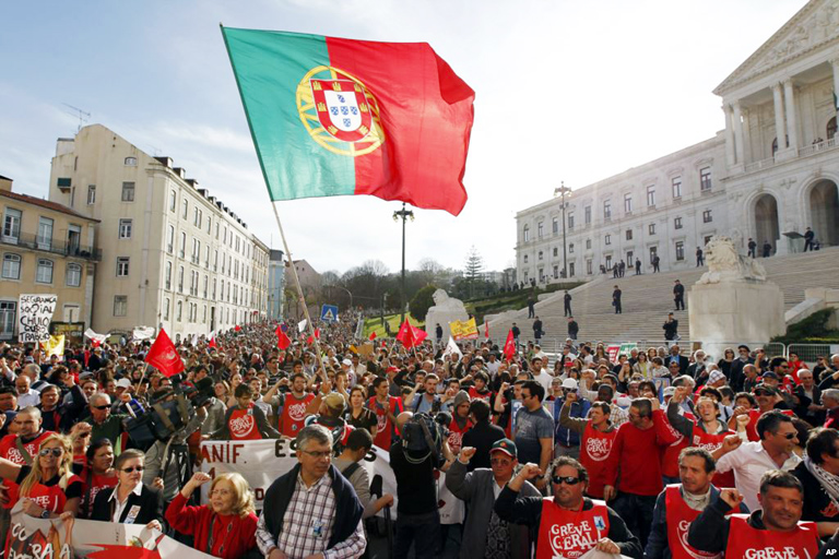 Mii de portughezi au cerut demisia guvernului - portugalia-1369581643.jpg