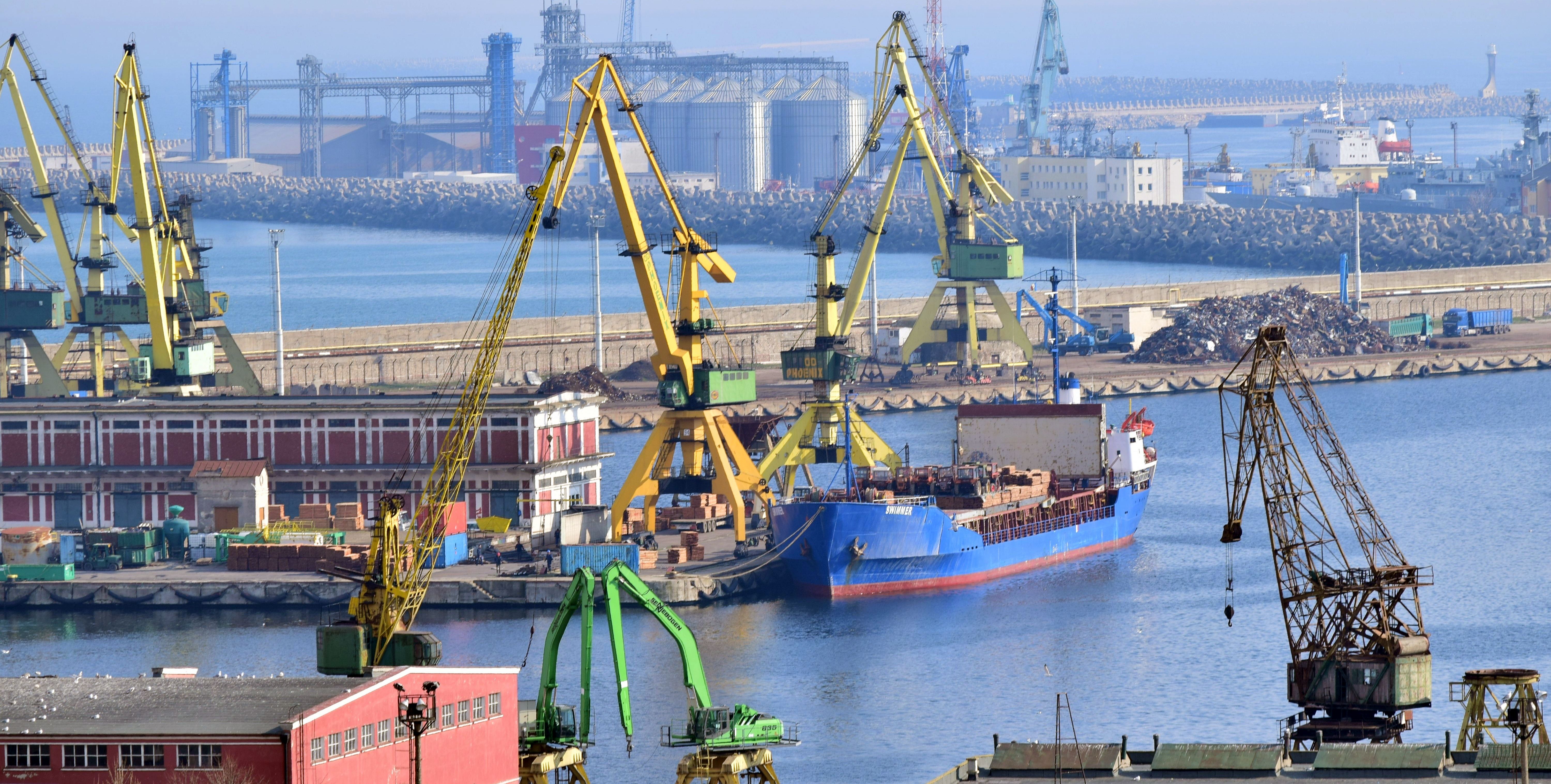 Post de transformare modernizat în portul Constanţa. Investiţie de peste 3 milioane de lei - portul-1698598907.jpg