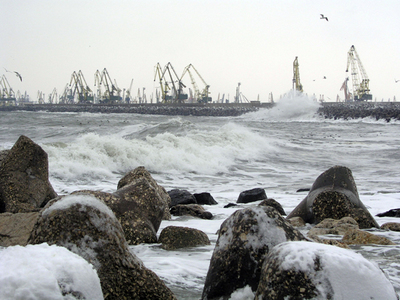 Activitățile în porturile din Constanța, suspendate din nou, din cauza vântului puternic - portulconstantaiarnaviscol-1419838212.jpg