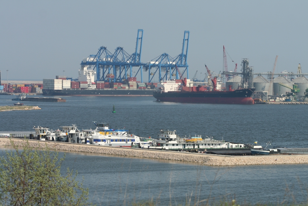 Porturile Constanța și Midia: 30 nave sub operațiuni de încărcare - descărcare - portvapor1-1353916957.jpg