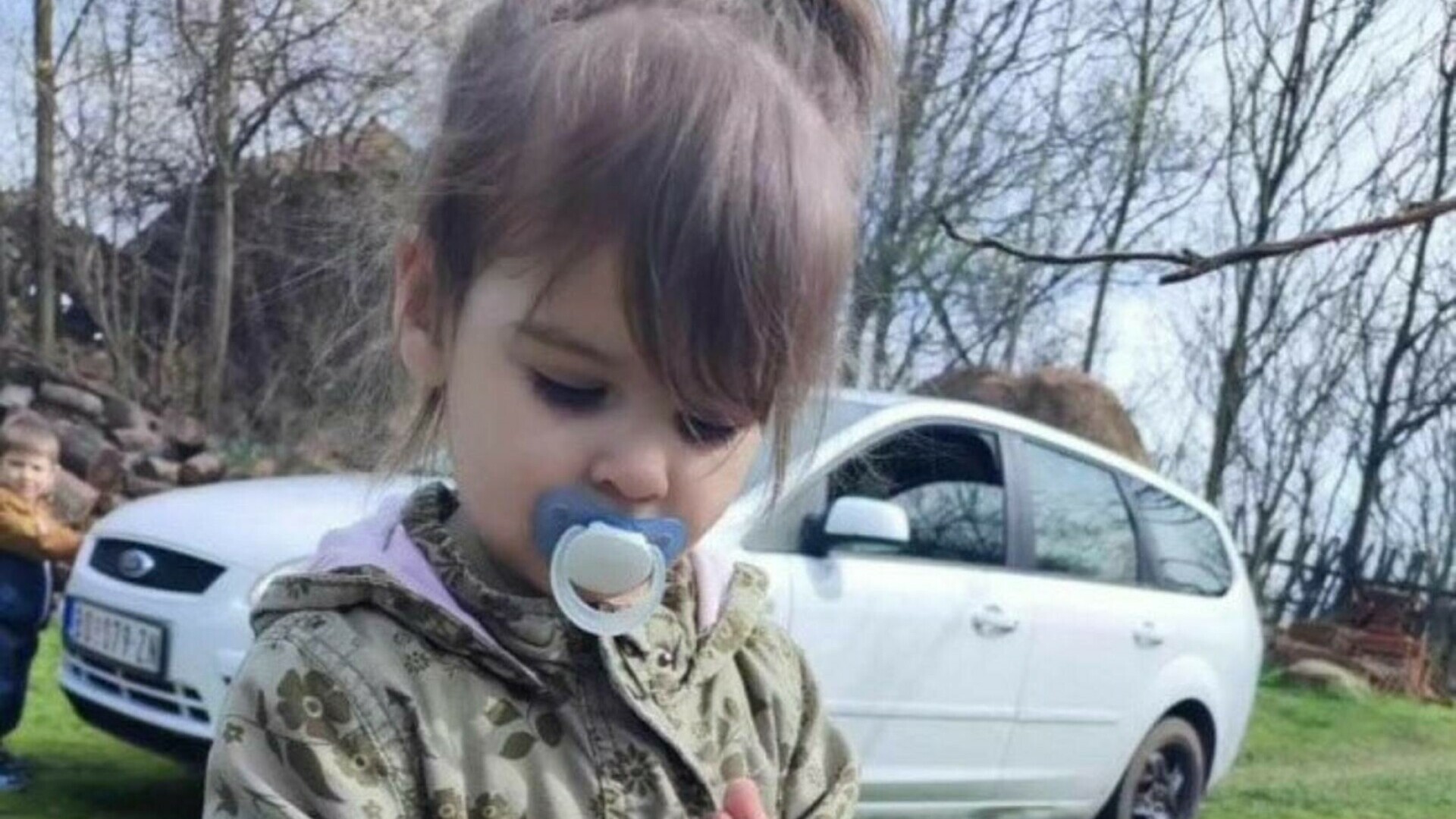 ALERTĂ RĂPIRE! Fetița de doi ani, dispărută de o săptămână, ar fi fost văzută alături de două românce - posibil-rapire-1712052451.jpg