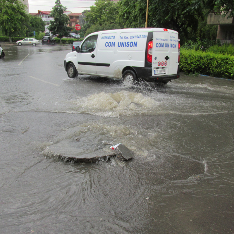 Cod portocaliu. Sistemul de canalizare stradal din Constanța, depășit de cantitatea de precipitații - potopconstanta41403026332-1403268650.jpg