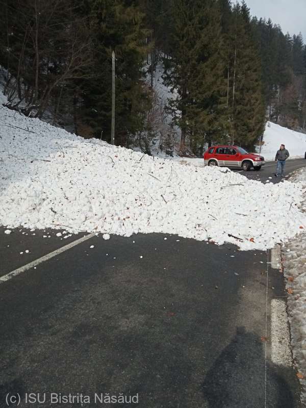Şoferi, atenţie! Drum blocat de o avalanşă! - poya-1676633010.jpg