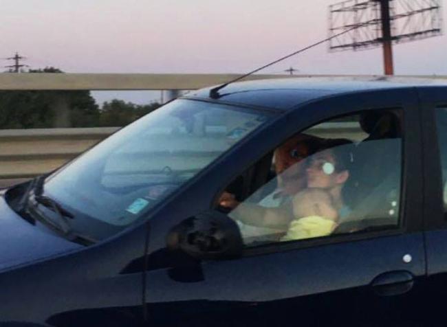 INCREDIBIL ! Surpinsă în trafic când conducea cu bebelușul în brațe - poza-1504886066.jpg