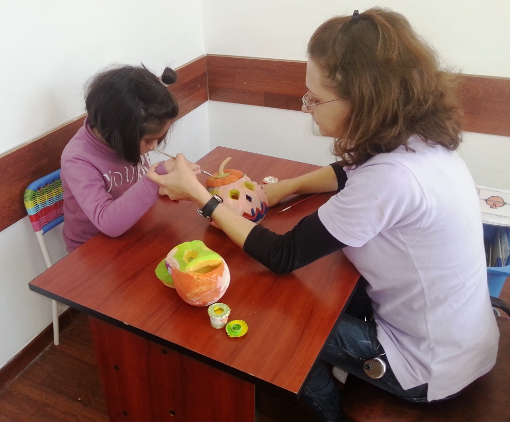 Proiect de art-terapie pentru copiii autiști din Constanța - poza4-1383134348.jpg