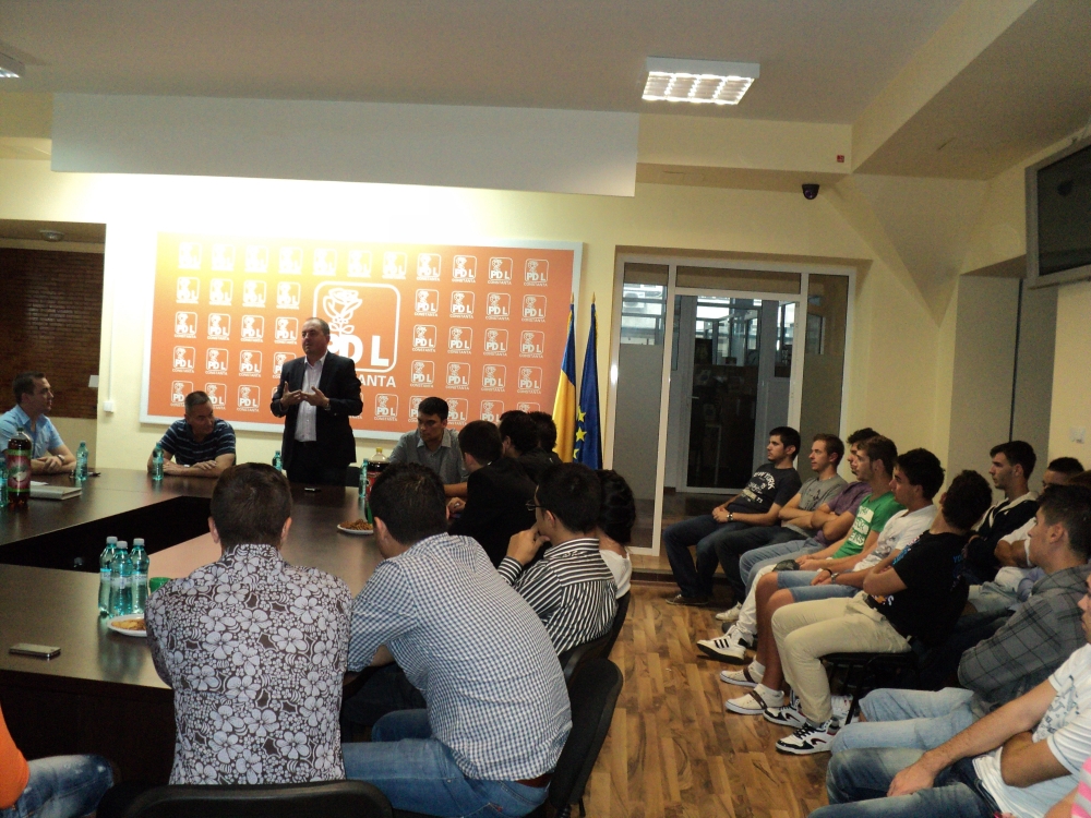 Tinerii din ARD Constanța au discutat despre implicarea și promovarea politică - pozapdl-1348838019.jpg