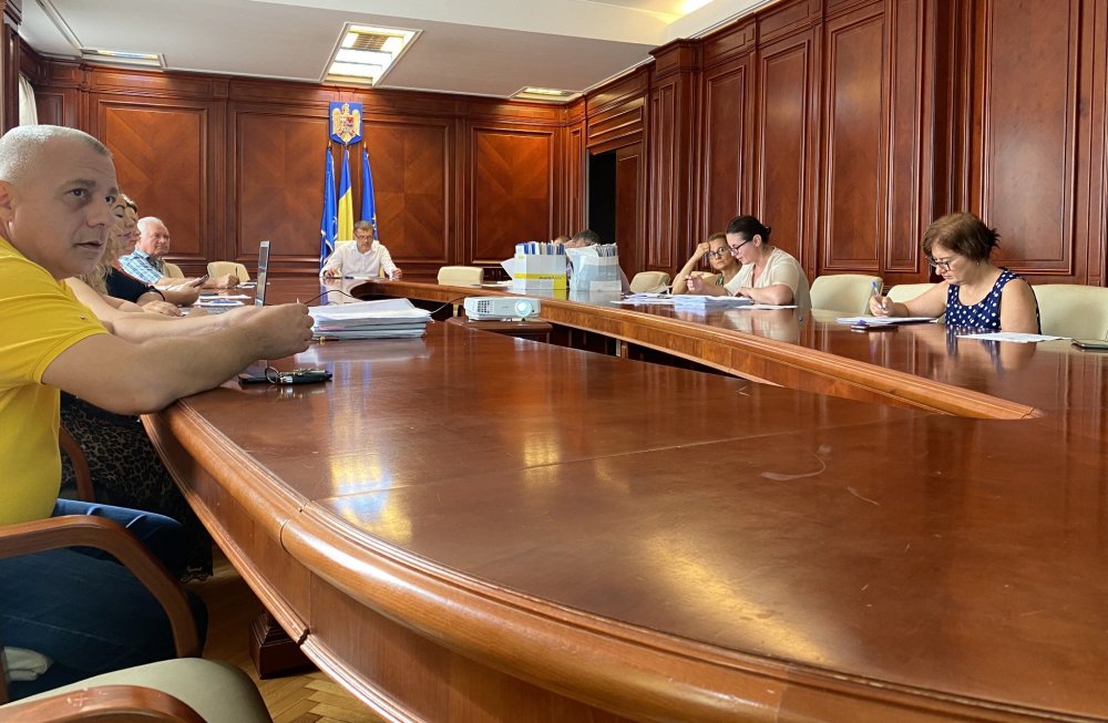 Prefectul Silviu Coşa, întâlnire cu reprezentanţii Comisiei Judeţene de Fond Funciar - prefect-1661362712.jpg