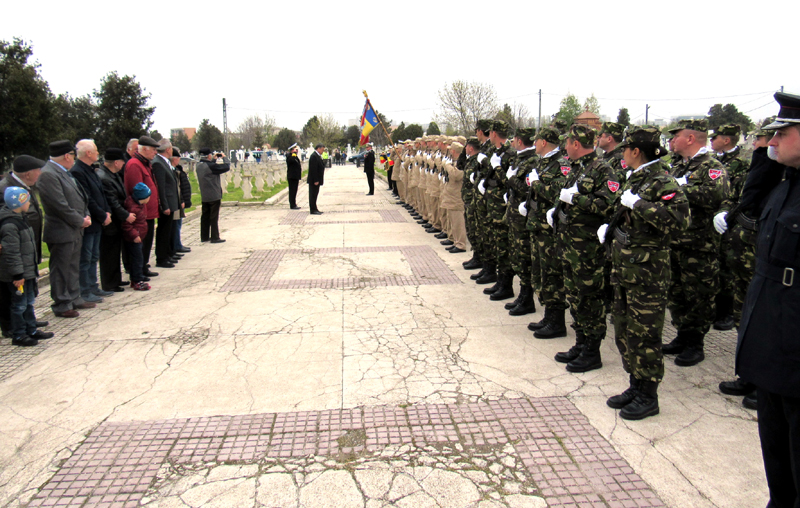 Veteranii de război, omagiați  la monumentul eroilor - prefectura2-1493315659.jpg