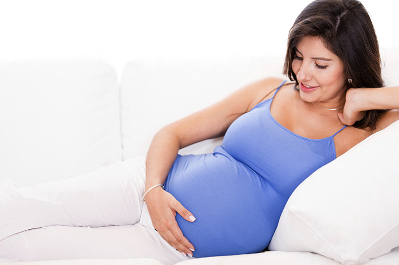 Mămici, atenție! Vârsta la care nasc femeilele poate influența longevitatea - pregnantwomanoncouch-1479657129.jpg