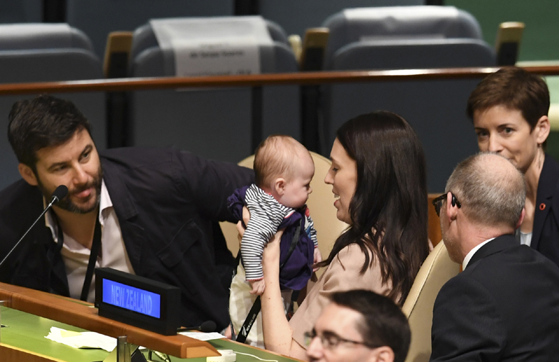 Premieră la ONU.  Un oficial i-a schimbat scutecele bebelușului în sala de ședințe - premieralaonu-1537974698.jpg