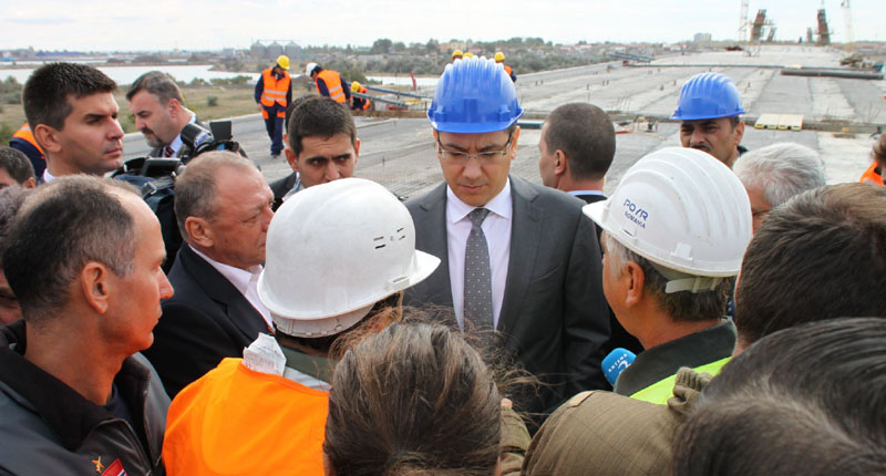 Premierul Victor Ponta a inspectat lucrările la noul pod de la Agigea - premierulvictorpontapodagigea-1409069744.jpg