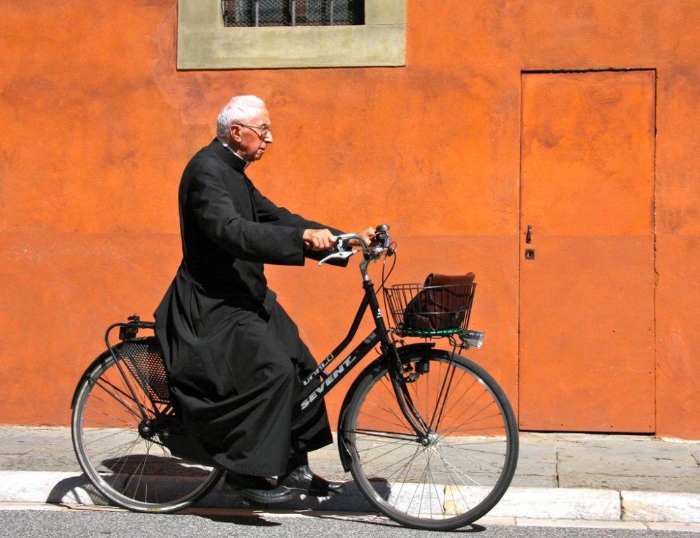 Preotul și bicicleta - preotul-1566240945.jpg